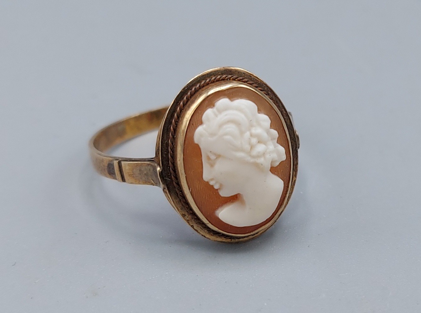 A 9ct gold Cameo ring
