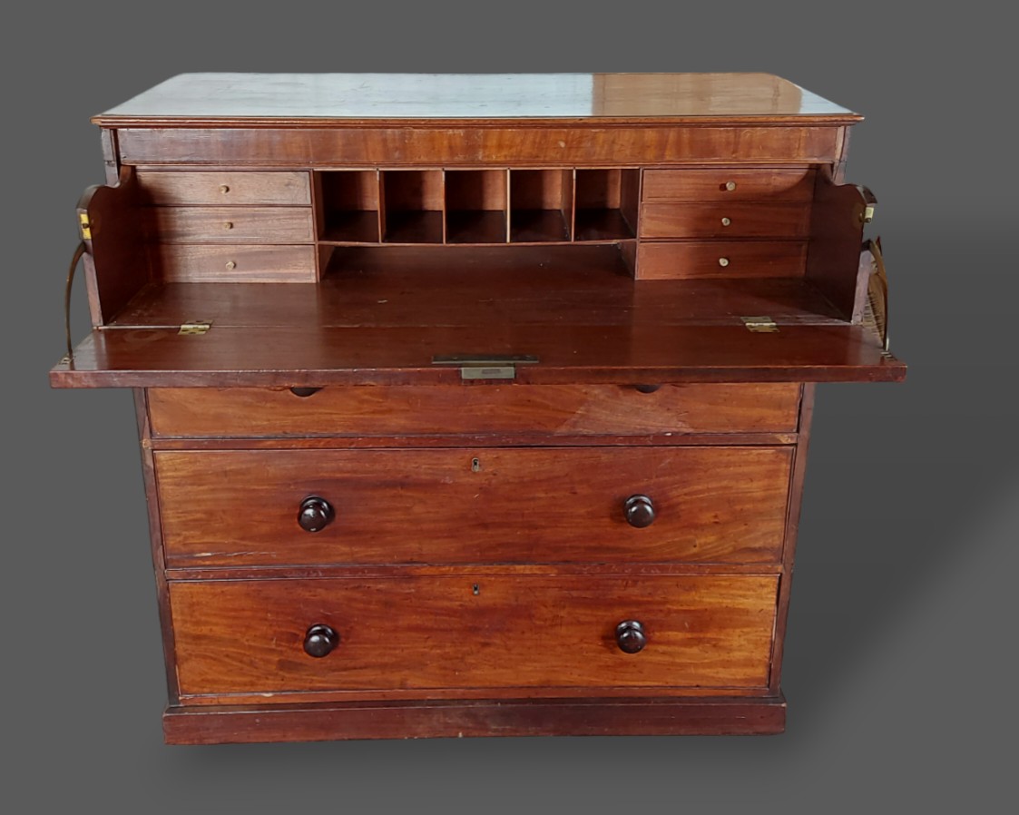 A William IV mahogany secretaire chest, with a fitted secretaire drawer above three further - Bild 2 aus 2
