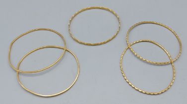 Two pairs of high grade gold bangles together with another similar bangle, 36.1 gms