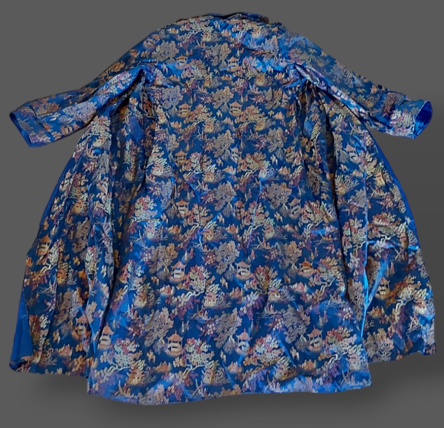 A Chinese Kimono embroidered with figures amongst foliage with blue ground - Bild 2 aus 2