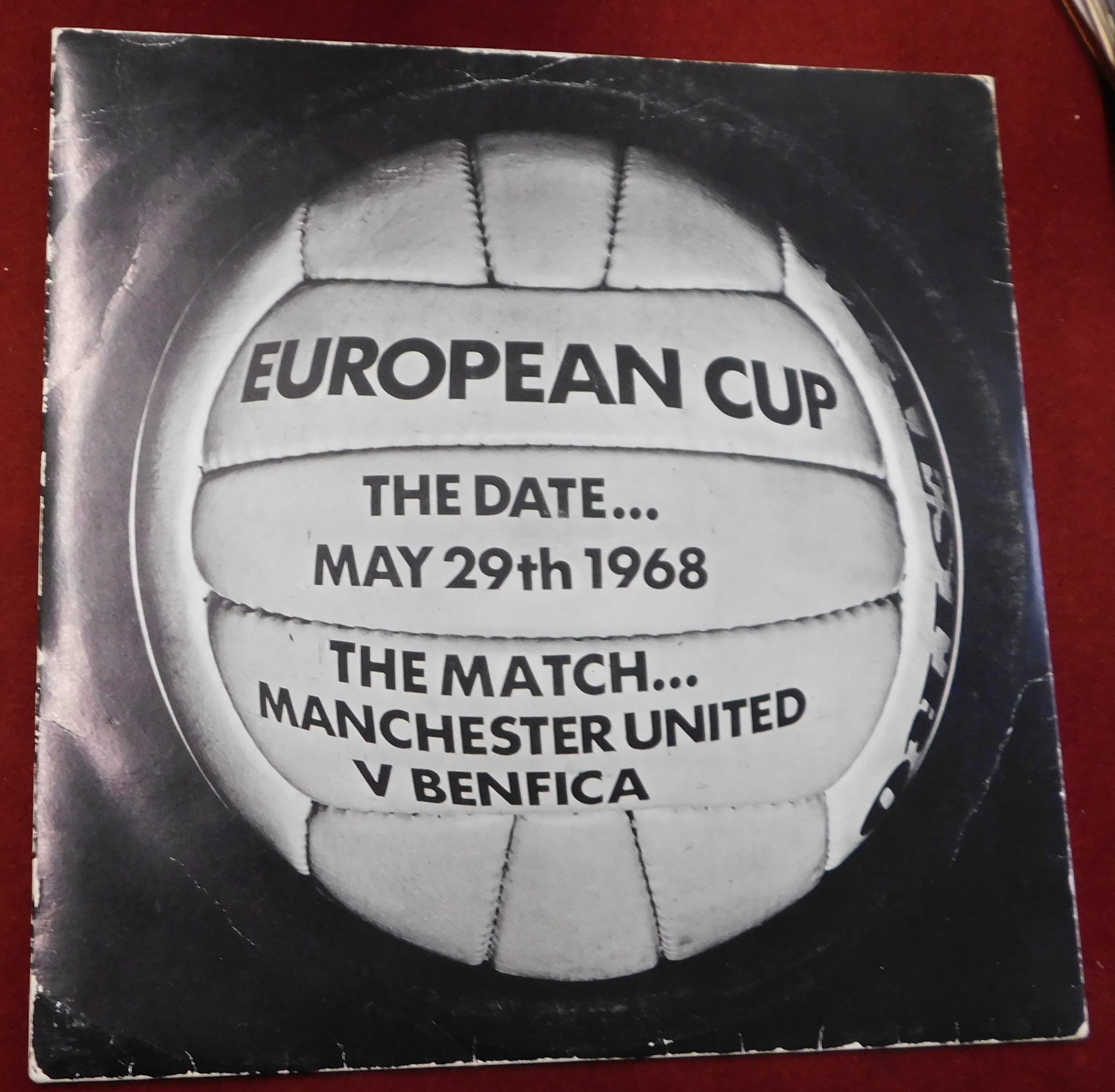 A collection of 20 Records all relating to Manchester United some from the 1960s a few later. - Image 2 of 5