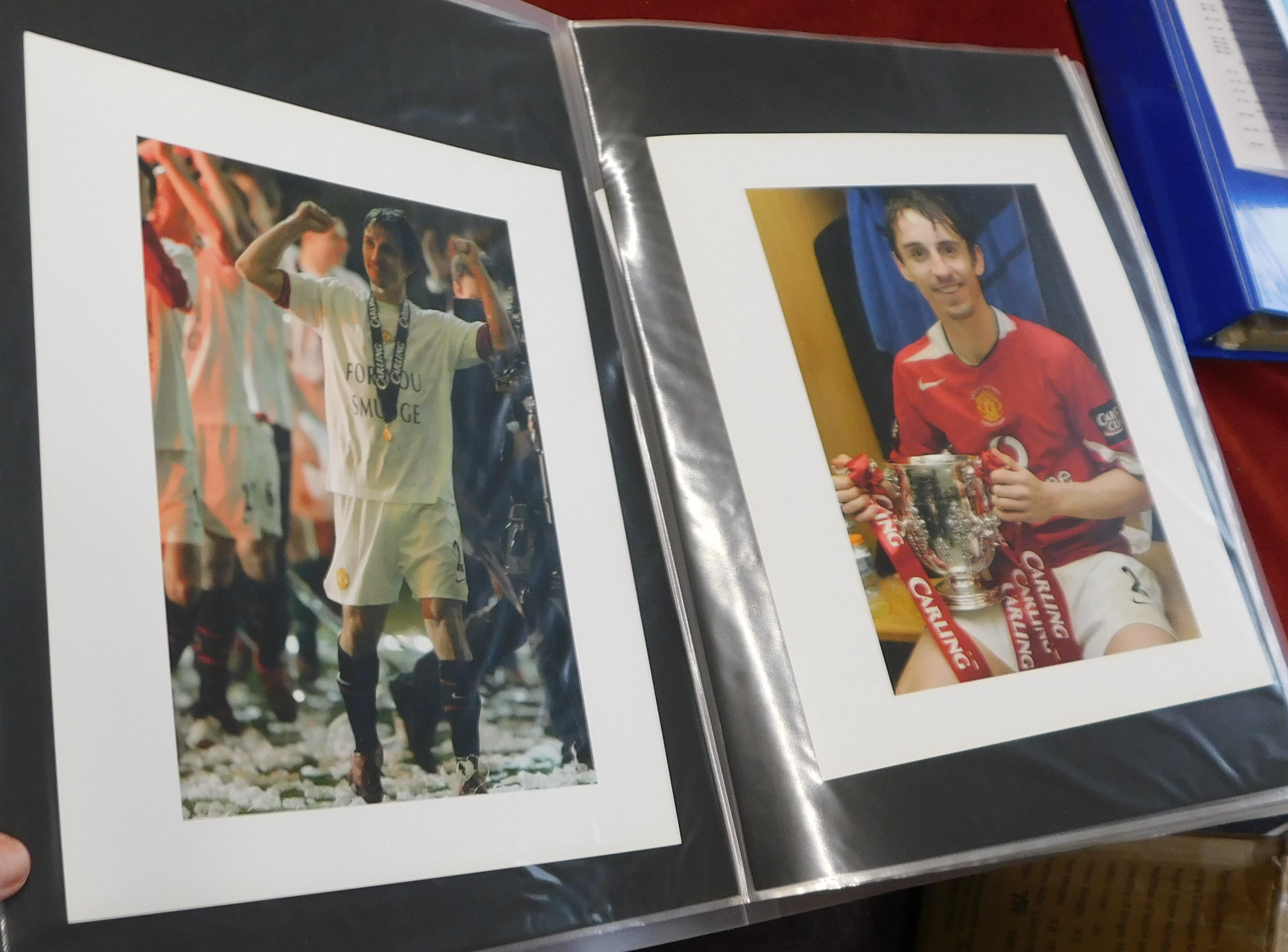 A large folder of items relating to the Manchester United Neville brothers Gary and Philip. There - Bild 7 aus 7