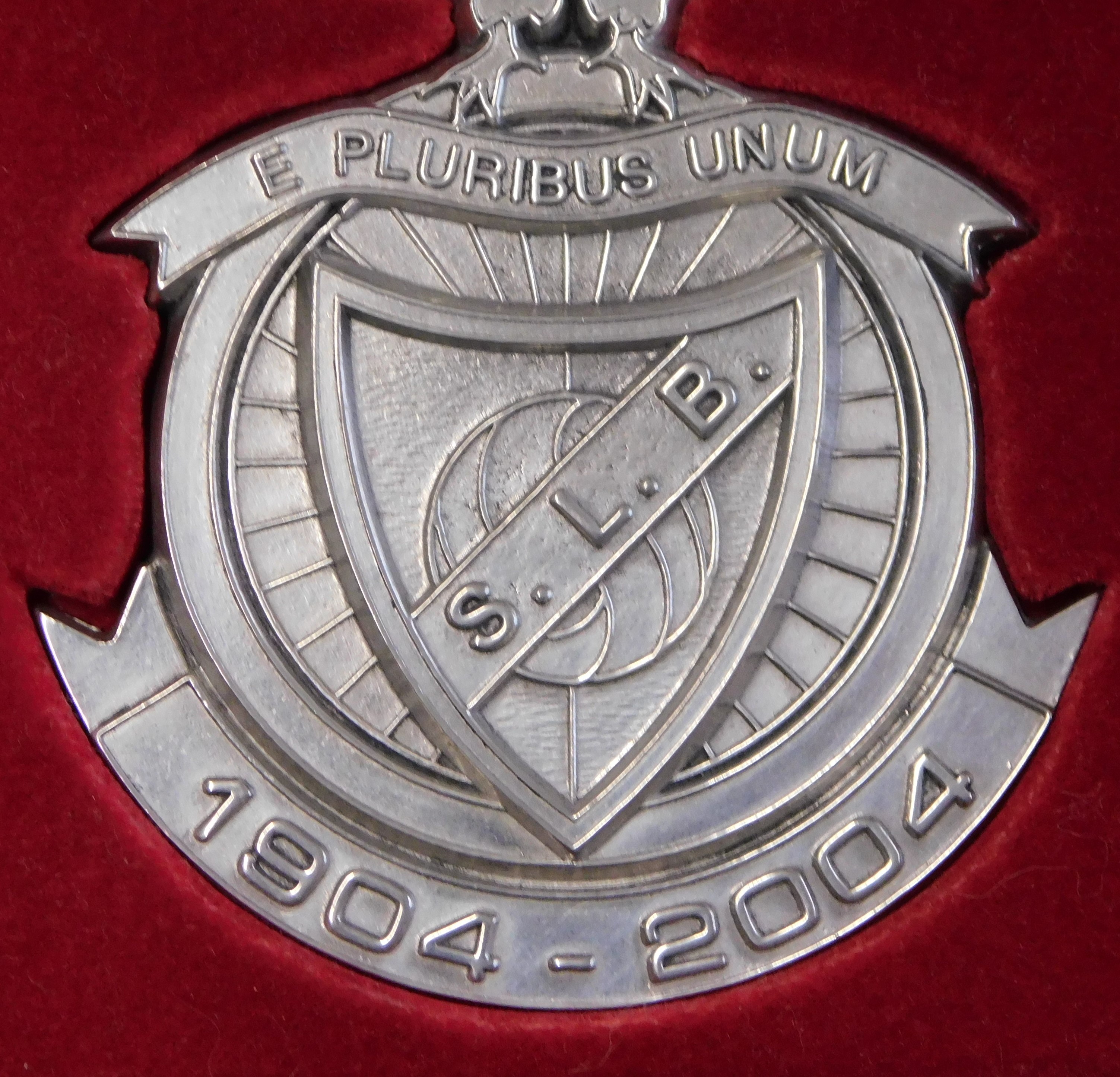 A Metallic Badge celebrating 100 years of Benfica Football Club 1904-2004 in its original box. - Bild 3 aus 3