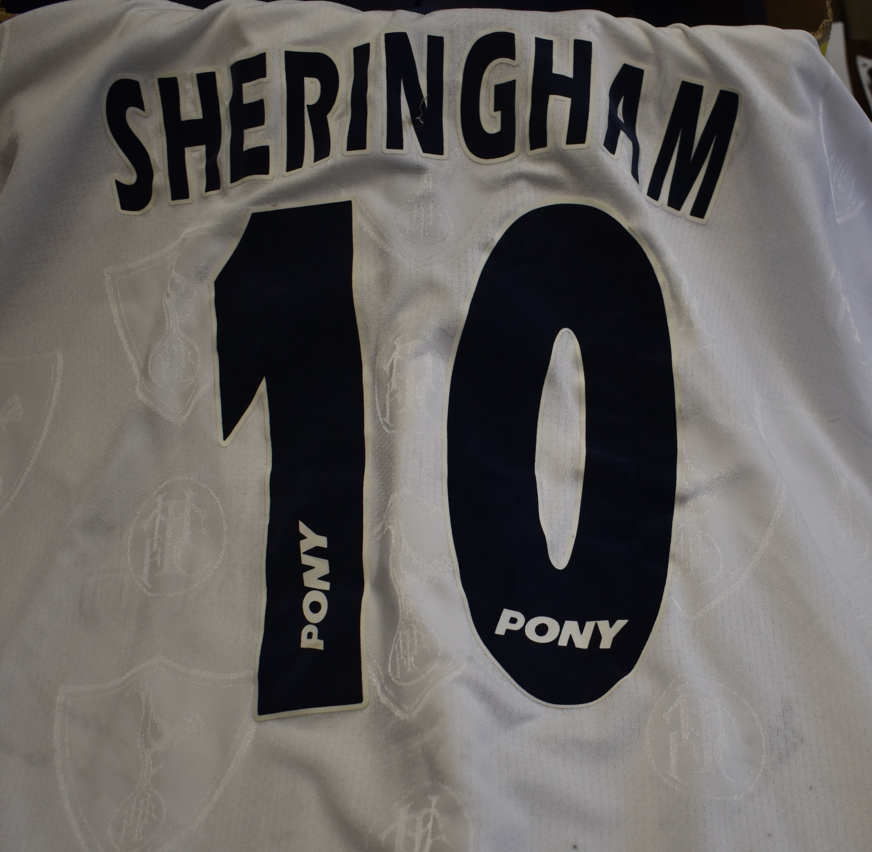 Teddy Sheringham Tottenham signed replica shirt with 14 signatures of the Spurs squad from either - Image 2 of 2