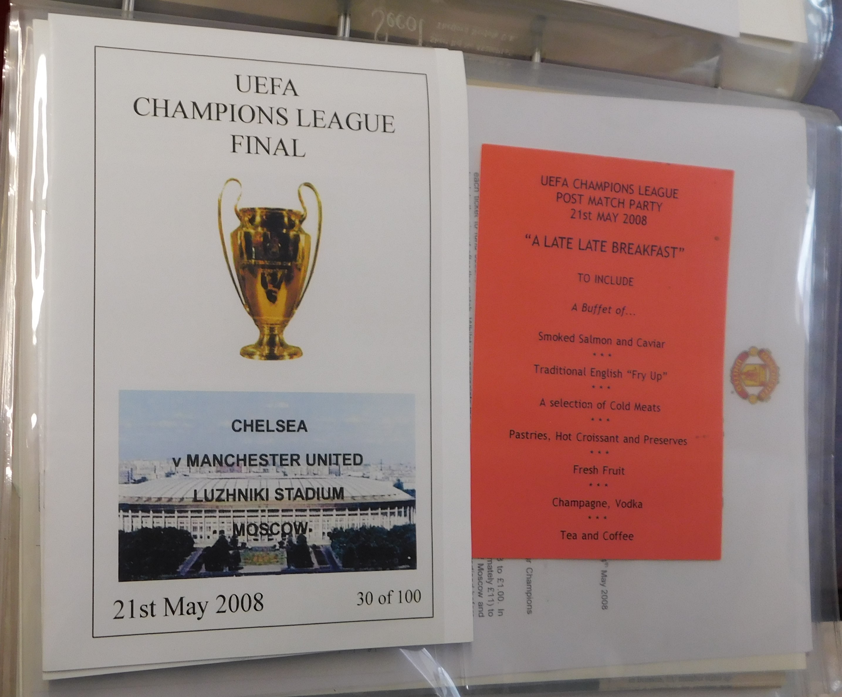 A binder of items chronicling Manchester United's Champions League victory over Chelsea in Moscow on - Bild 4 aus 4