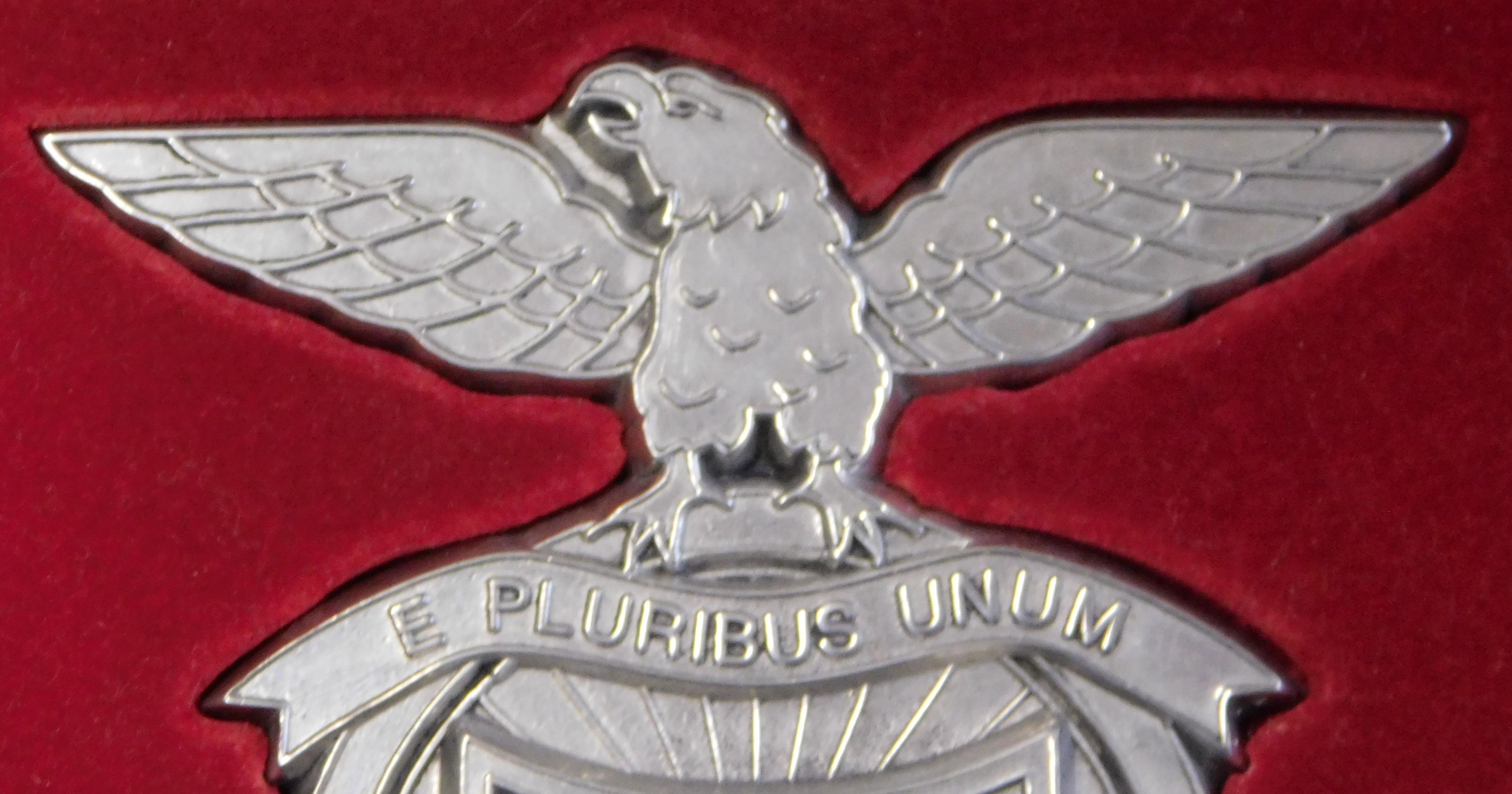 A Metallic Badge celebrating 100 years of Benfica Football Club 1904-2004 in its original box. - Bild 2 aus 3