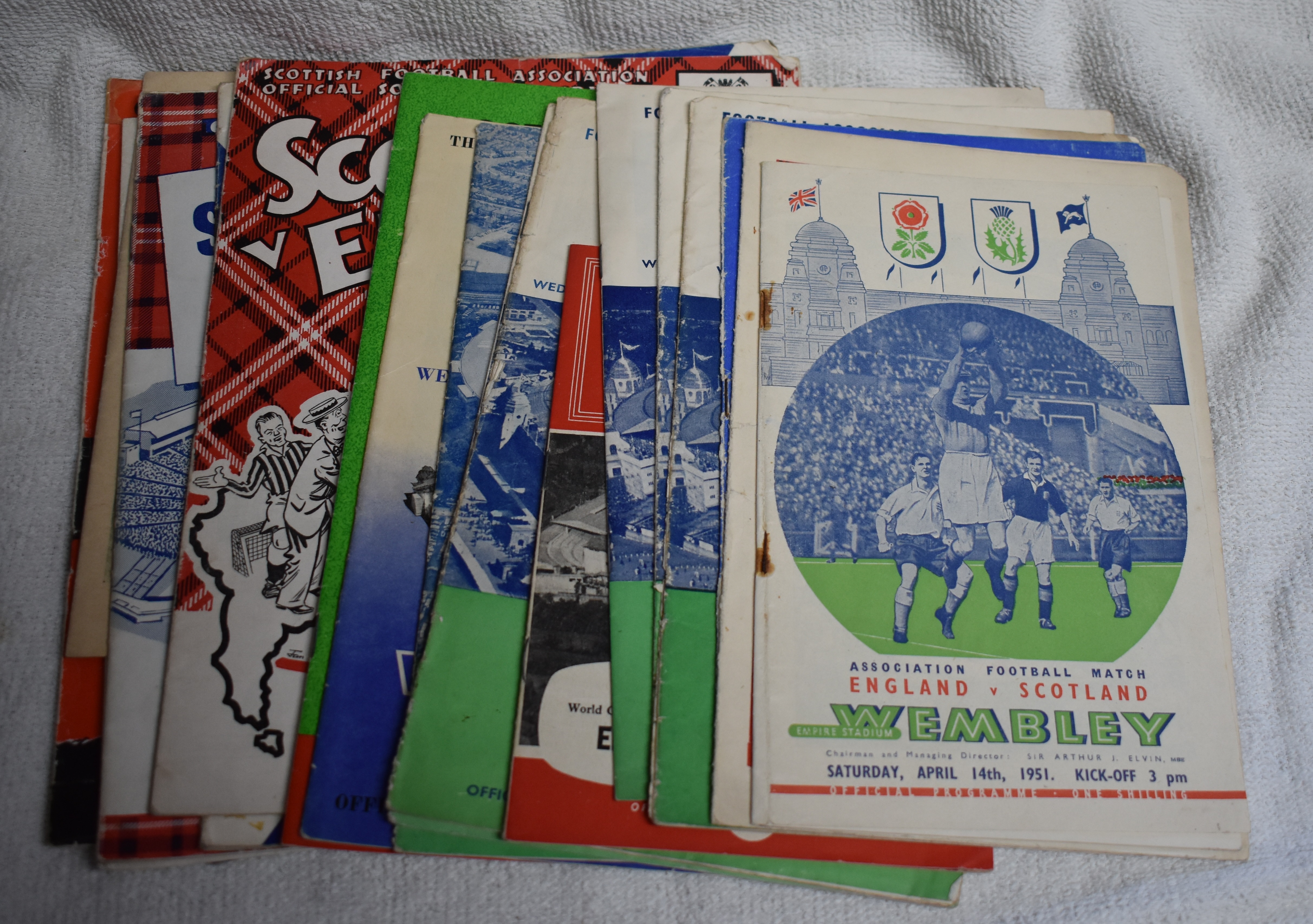 England home and away programmes from the 1950s and 1960s to include England v Scotland (plus