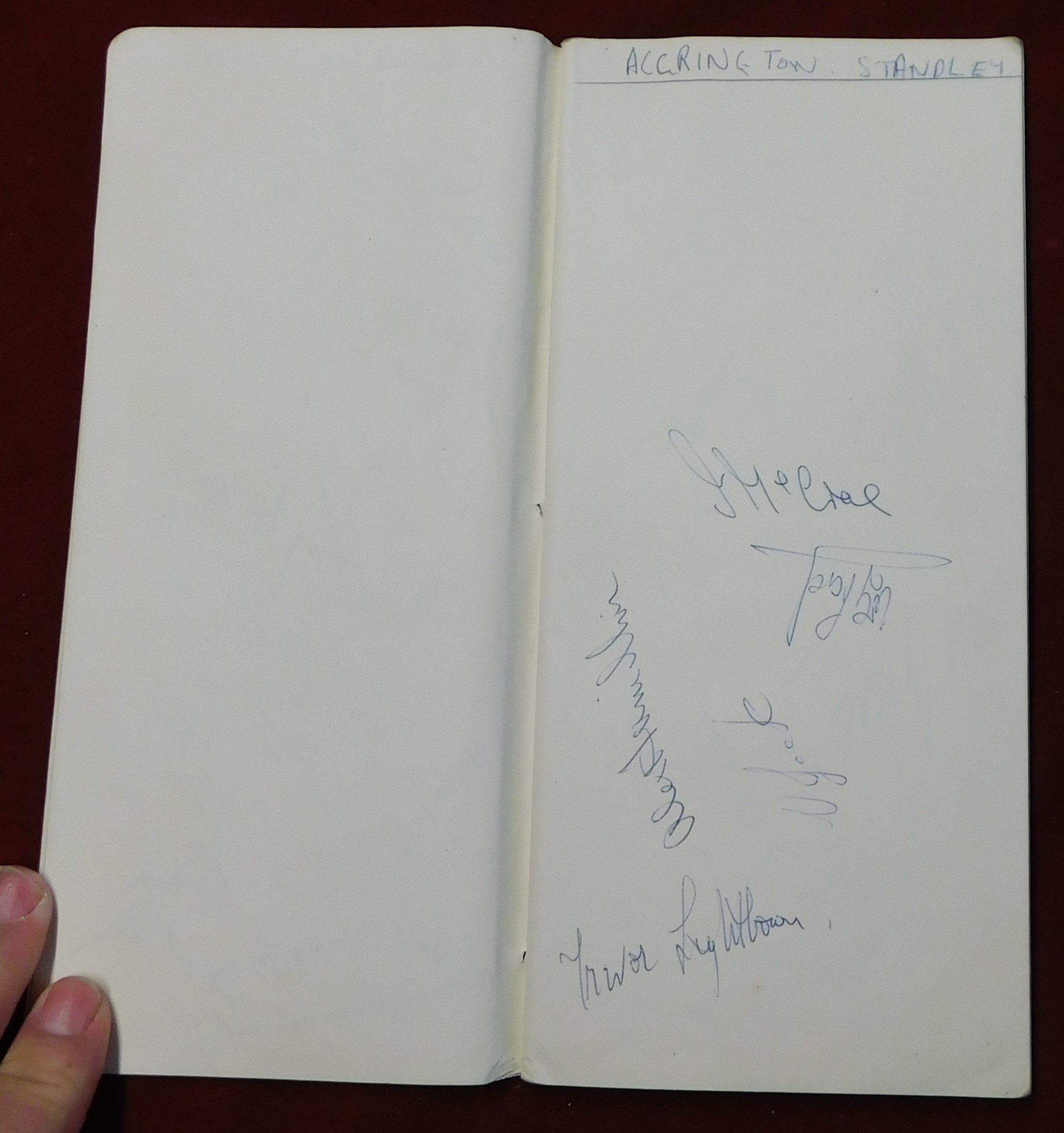 An autograph book with 120+ autographs from the 1959/60 and 1960/61 seasons featuring many clubs - Image 4 of 5