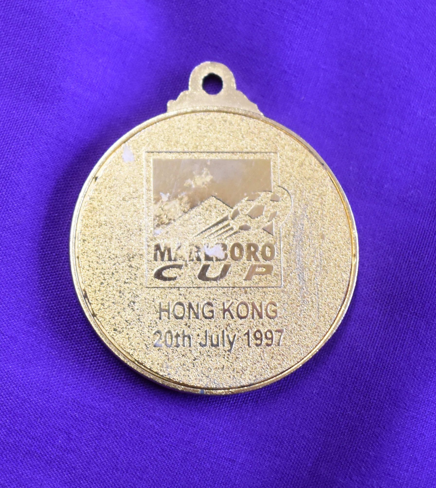 An engraved medal presented to a Manchester United player on the 20th July 1997 for the pre season - Image 2 of 2