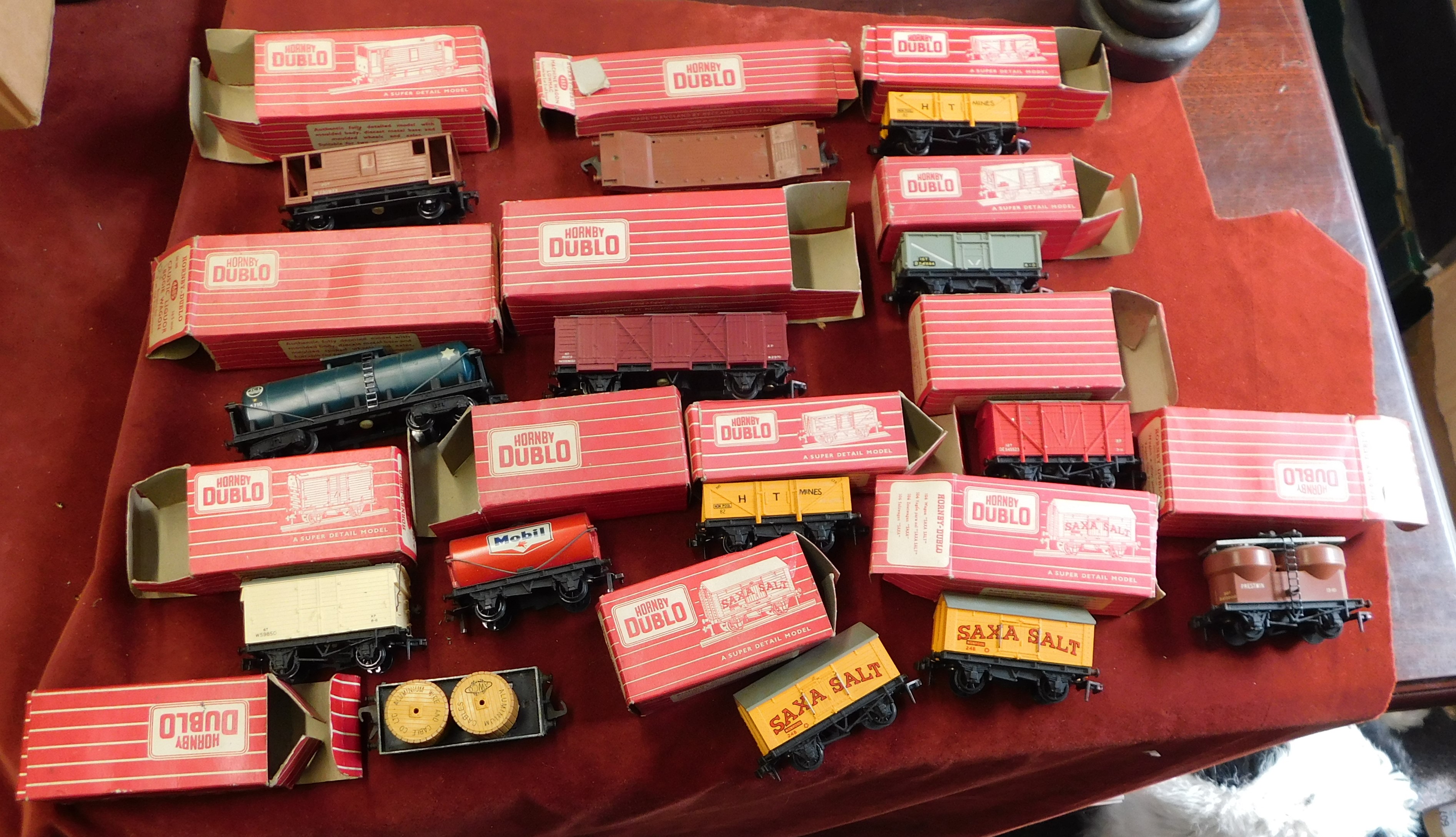 Hornby Dublo 'OO' Gauge 12x various coaches and wagons, pre-owned in box good condition