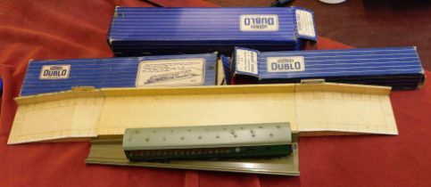 Hornby Dublo 'OO' Gauge Platform Extension with wall and set of railers, 1x D20 Restaurant Car