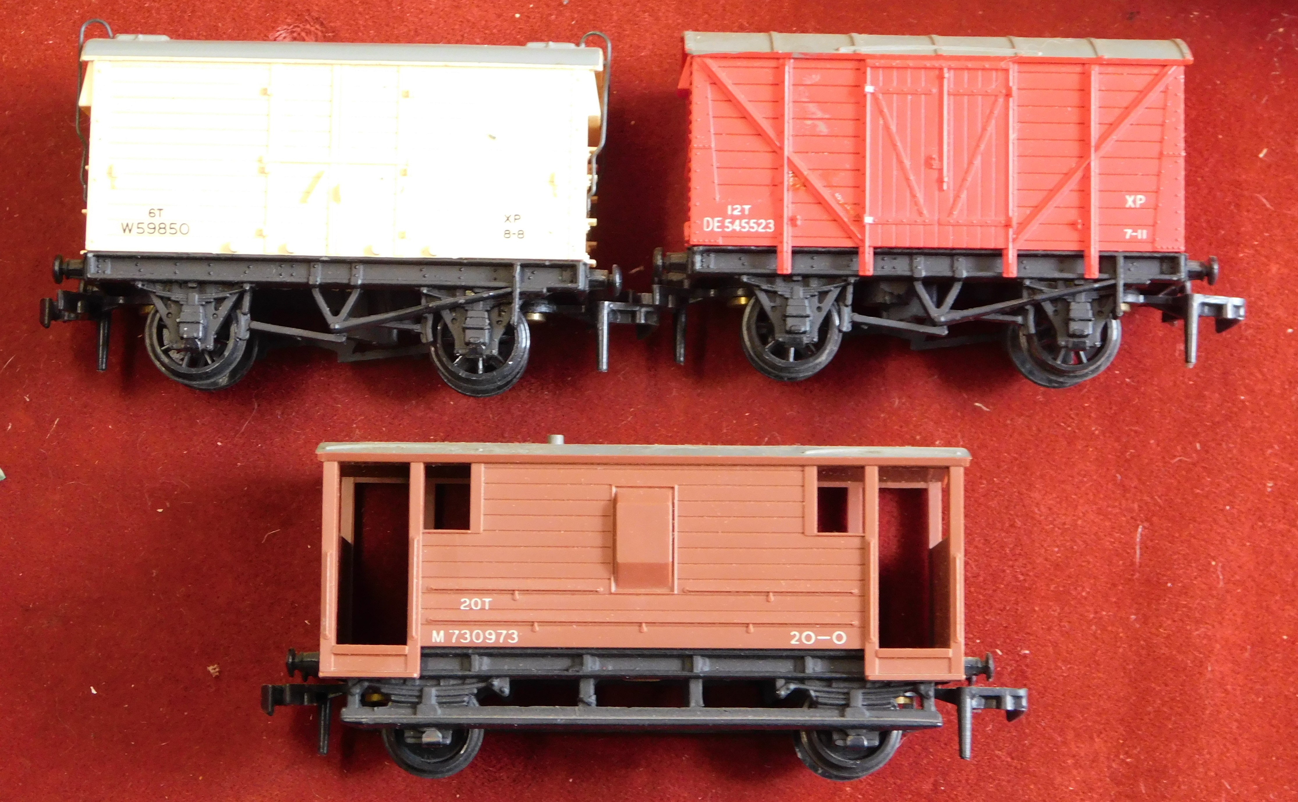 Hornby Dublo 'OO' Gauge 12x various coaches and wagons, pre-owned in box good condition - Image 3 of 9