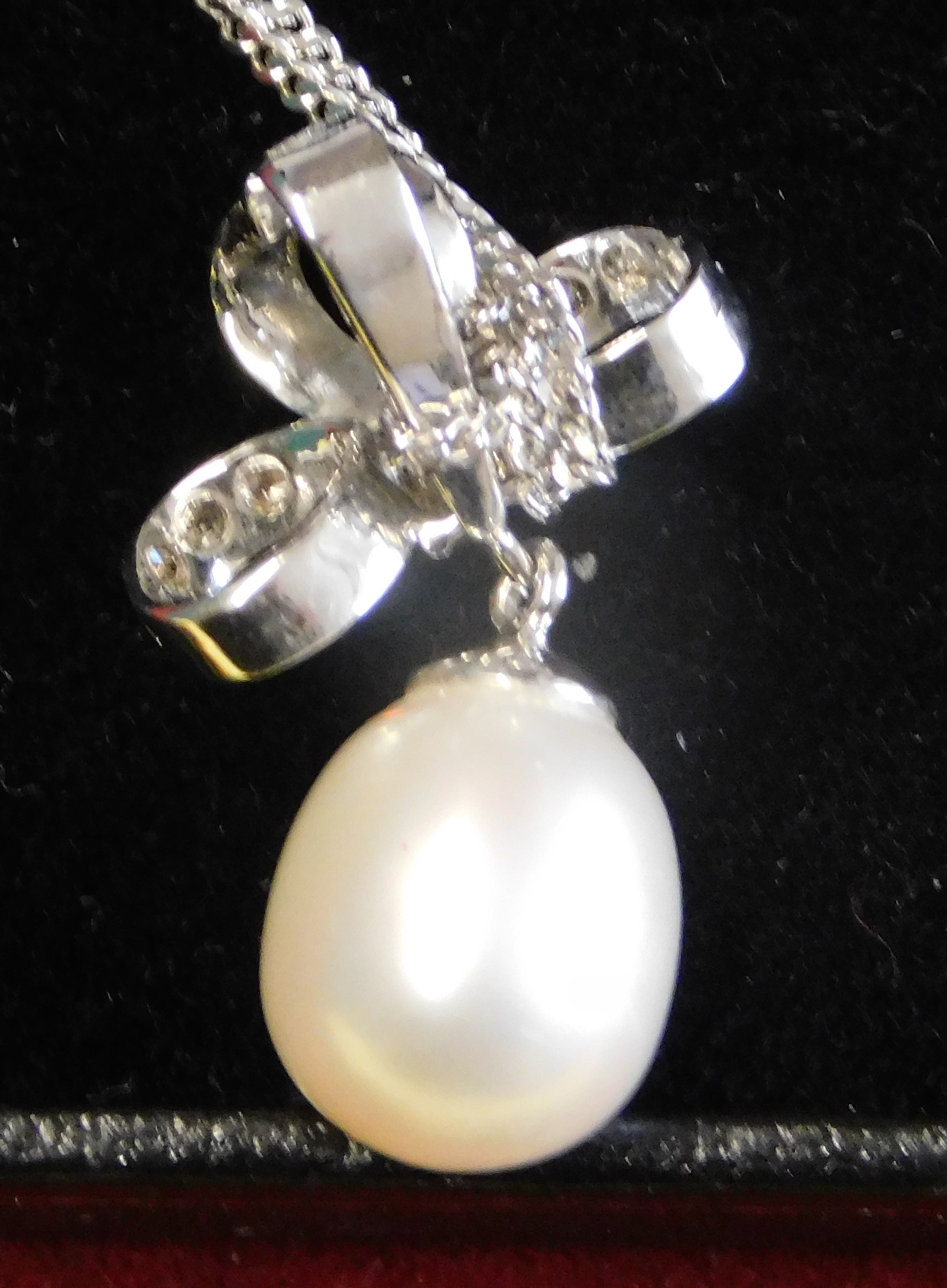 Pearl Drop Necklace - Single pearl drop on a silver chain, by Danbury Mint, boxed, Costume Jewellery - Image 6 of 8