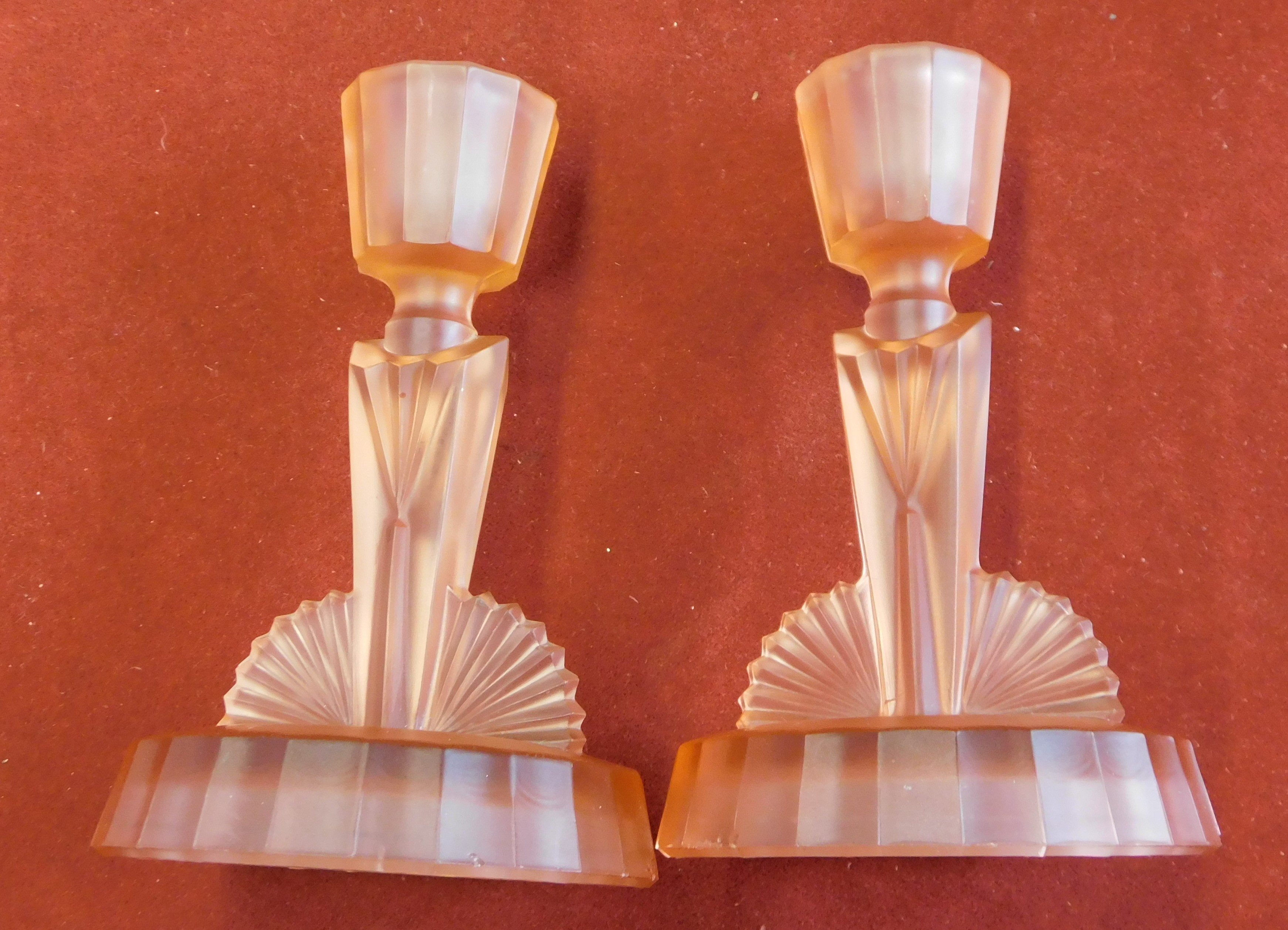 (7 piece set) Glass Dressing Table Set in peach colour, tray and (2) candle sticks, ring holder, (3) - Image 3 of 4