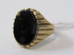LARGE GENTLEMAN'S 9ct GOLD BLACK ONYX STYLE SIGNET RING, size S, approx 6.9 grams