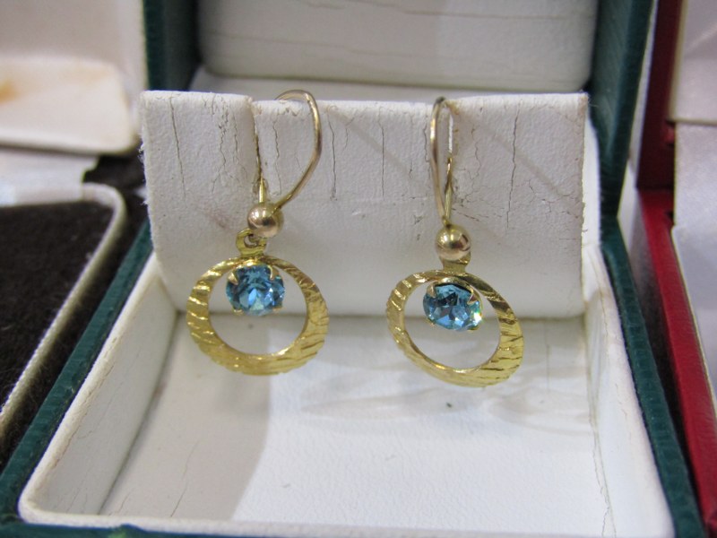 3 x PAIRS OF 9CT YELLOW GOLD EARRINGS, 1 stoneset, 1 leaf design and 1 knot design - Image 3 of 4