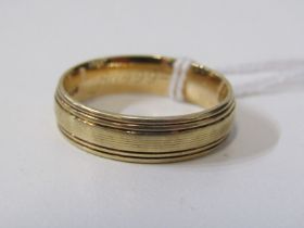 9ct YELLOW GOLD RIVET WEDDING BAND STYLE RING, size V/W. approx. 6.1 grams