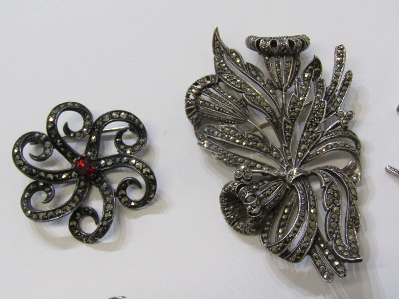 SELECTION OF SILVER & MARCASITE JEWELLERY, including floral pattern, leaf pattern, seahorse and - Image 3 of 5