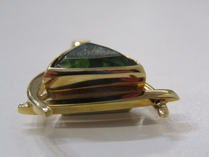 UNUSUAL LARGE 18ct YELLOW GOLD PERIDOT PENDANT, trillion cut peridot in excess of 15 carat in - Image 3 of 5