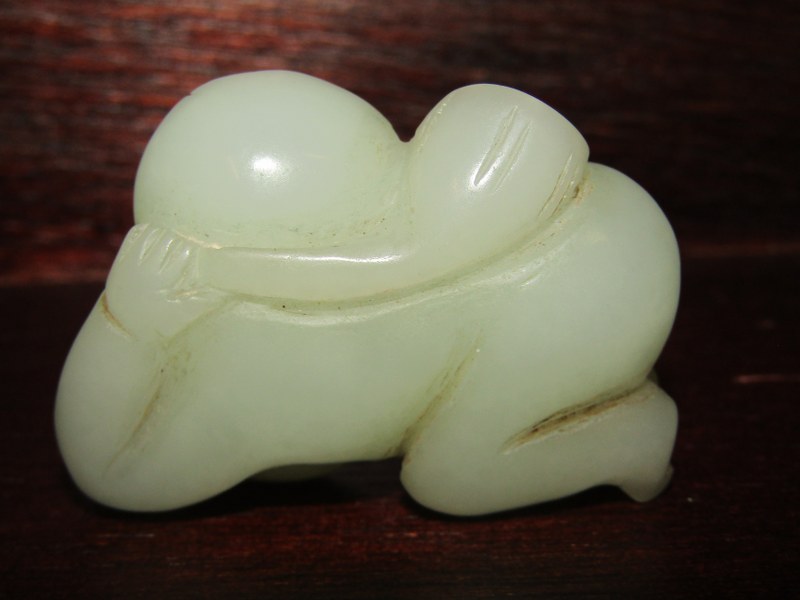 JADE FIGURE OF AN INFANT CRAWLING - Image 2 of 4