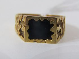 BLACK ONYX STYLE PATTERNED SIGNET RING, 4.7 grams, size S