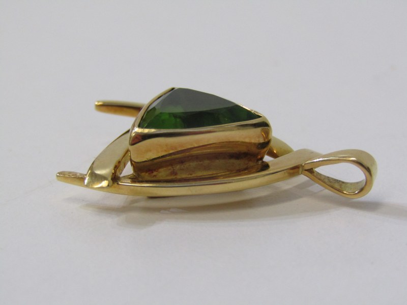 UNUSUAL LARGE 18ct YELLOW GOLD PERIDOT PENDANT, trillion cut peridot in excess of 15 carat in - Image 4 of 5