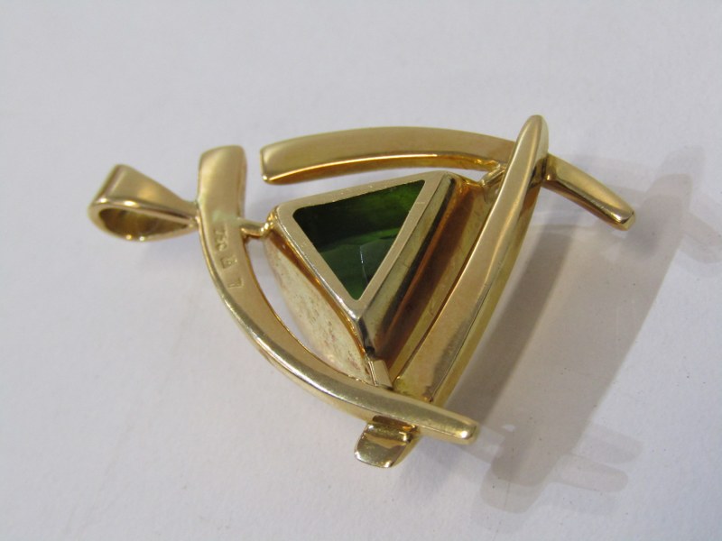 UNUSUAL LARGE 18ct YELLOW GOLD PERIDOT PENDANT, trillion cut peridot in excess of 15 carat in - Image 5 of 5