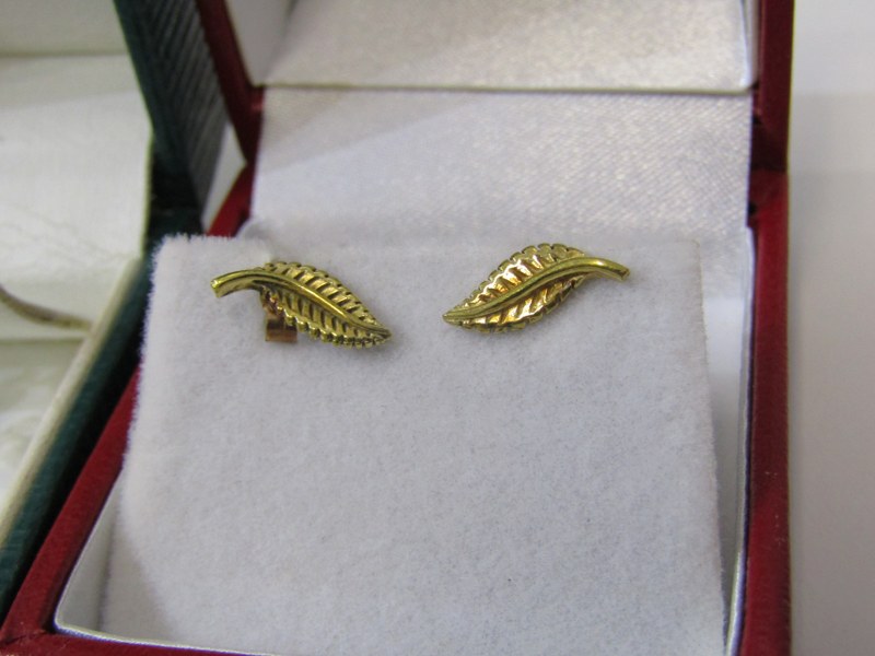 3 x PAIRS OF 9CT YELLOW GOLD EARRINGS, 1 stoneset, 1 leaf design and 1 knot design - Image 2 of 4