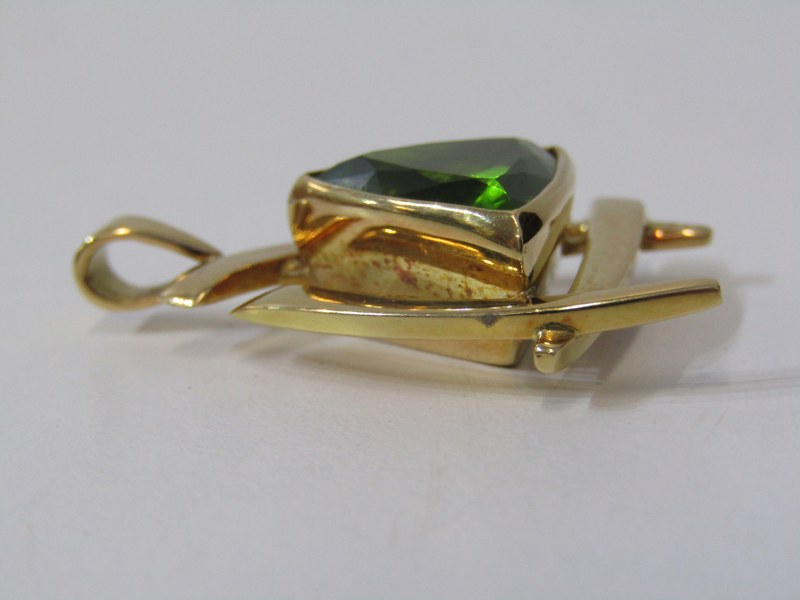 UNUSUAL LARGE 18ct YELLOW GOLD PERIDOT PENDANT, trillion cut peridot in excess of 15 carat in - Image 2 of 5