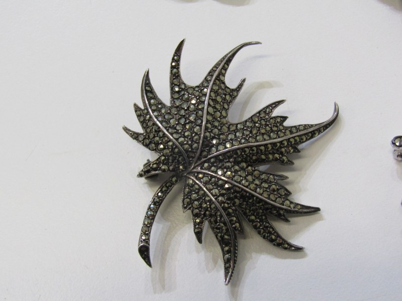 SELECTION OF SILVER & MARCASITE JEWELLERY, including floral pattern, leaf pattern, seahorse and - Image 5 of 5