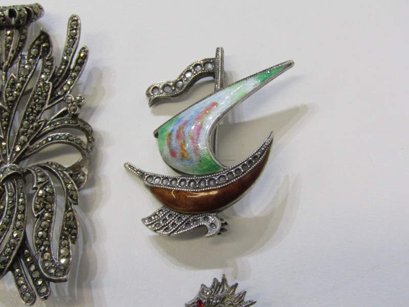 SELECTION OF SILVER & MARCASITE JEWELLERY, including floral pattern, leaf pattern, seahorse and - Image 2 of 5