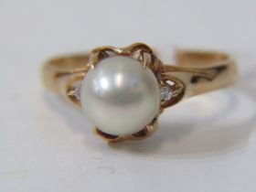 18ct YELLOW GOLD CULTURED PEARL & DIAMOND RING, 4 claw set large cultured pearl with small diamond