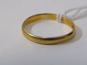 22ct GOLD WEDDING BAND, size T, approx 2.3 grams