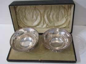 WALKER & HALL, cased pair of silver pierced body circular sweet meat dishes, Sheffield 1919, 287