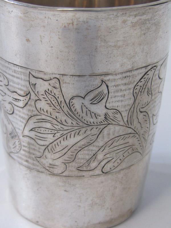 STERLING SILVER CUP, Continental silver beaker with a band of foliate engraved decoration, 7cm - Image 2 of 9