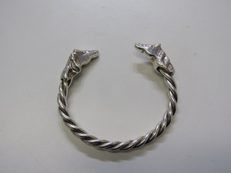 WHITE METAL, TESTS AS SILVER, double horse head torque bangle, approx. 68.5 grams - Image 5 of 11
