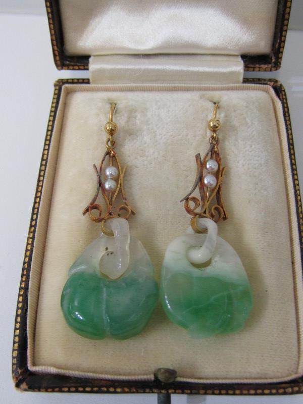 JADE EARRINGS, a pair of vintage gold drop earrings set with pearls and carved jade drops in - Image 2 of 6