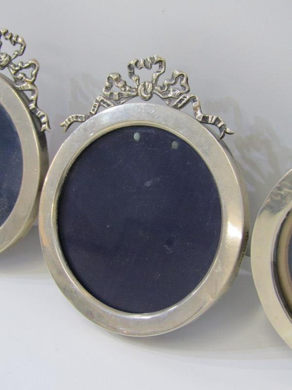 SET OF 3 CIRCULAR EASEL SILVER PHOTO FRAMES, with ribbon crest to top, 12cm height, Birmingham HM - Image 2 of 7