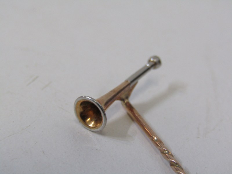 YELLOW METAL TESTS 14ct GOLD HUNTING HORN LAPEL PIN - Image 3 of 3