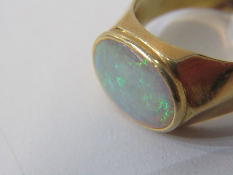 LARGE OPAL RING, 18ct heavy yellow gold ring set with cabochon style opal, ring size Q. 6.2 grams - Image 5 of 8