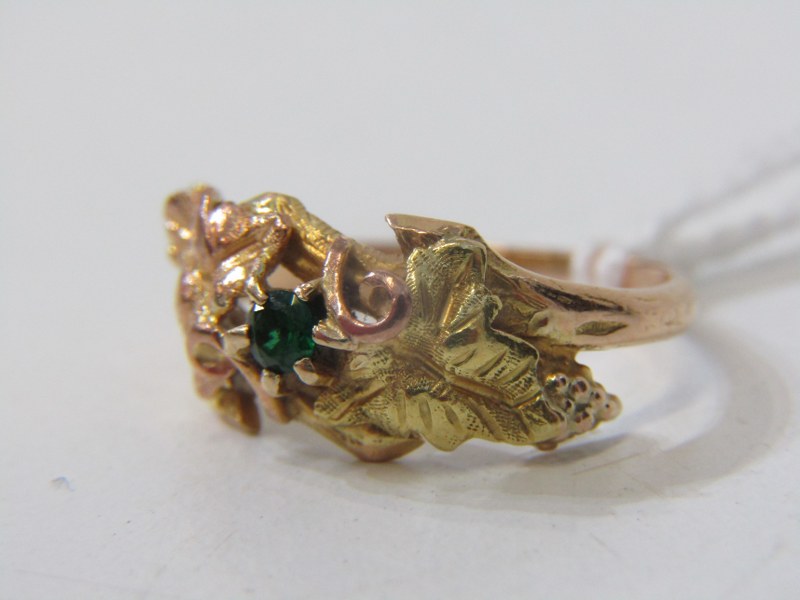 14ct ORGANIC STYLE GOLD RING with 2 tone foliate decoration, set a green stone, size N/O - Image 3 of 5