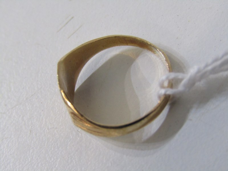 9ct YELLOW GOLD SIGNET RING, size H-I, approx. 1.6 grams - Image 3 of 3