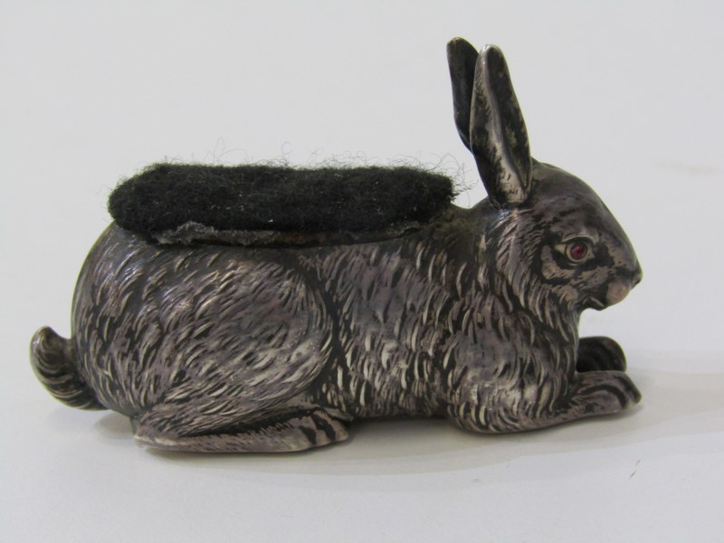 SILVER NOVELTY PIN CUSHION IN THE FORM OF A HARE, with red glass eyes, Birmingham HM 1907, 7cm - Image 2 of 5