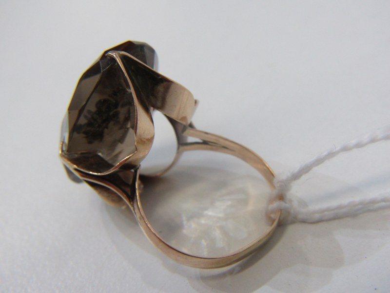 LARGE STONE SET RING, 14ct yellow gold ring set with a large oval grey stone, approximately 27mm - Image 5 of 6