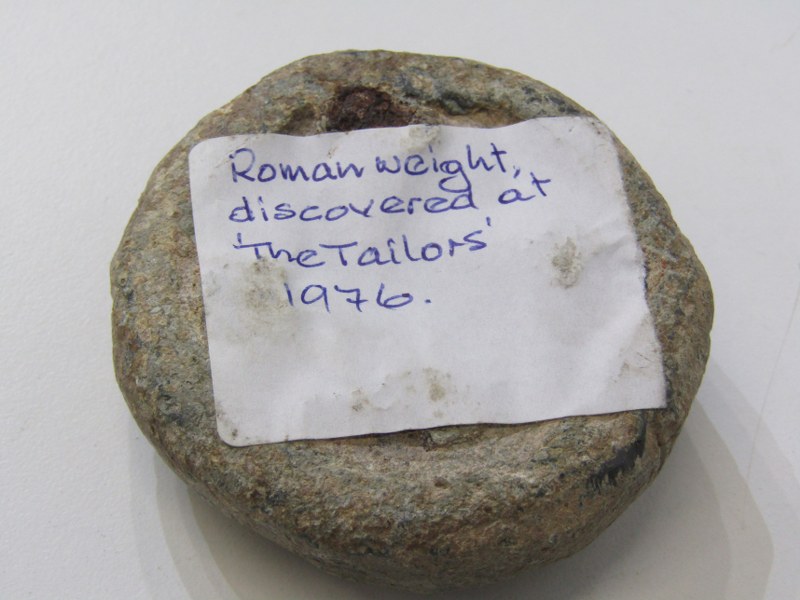 ROMAN ARTIFACTS, Roman weight, 6cm diameter together with a Roman coin - Image 3 of 5