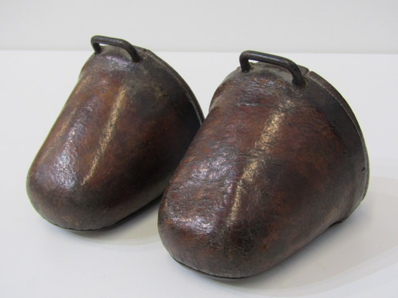 ANTIQUE LEATHER STIRRUPS, pair of brown leather stirrups, possibly oriental - Image 2 of 6