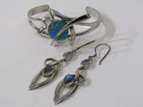 UNUSUAL WHITE METAL ABSTRACT DESIGN BANGLE, stone set with pair of white metal stoneset earrings,