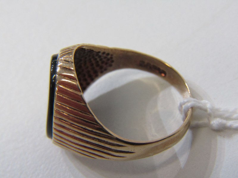 SIGNET RING, 9ct yellow gold signet ring set with a jet plaque, size F, 4.3 grams - Image 3 of 3