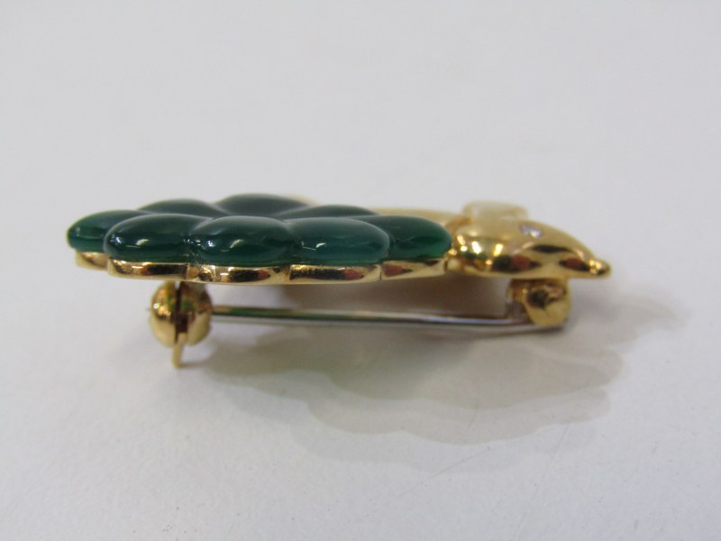 DACHSHUND BAR BROOCH, 18ct yellow gold brooch in the form of a Dachshund with stone set tree, 3cm - Image 2 of 3