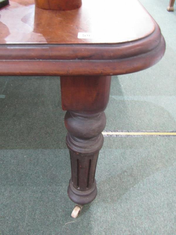 VICTORIAN MAHOGANY EXTENDING DINING TABLE with 2 additional leaves, on fluted column support and - Image 3 of 9